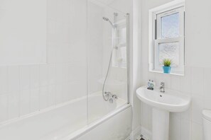 Douche, séchoir à cheveux, serviettes fournies
