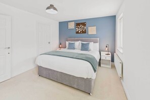 4 Schlafzimmer, Schreibtisch, Bügeleisen/Bügelbrett, Bettwäsche