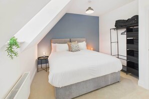 4 Schlafzimmer, Schreibtisch, Bügeleisen/Bügelbrett, Bettwäsche