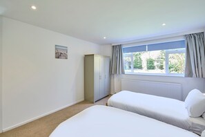 2 Schlafzimmer, Schreibtisch, Reisekinderbett, WLAN