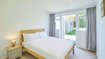 2 bedrooms, desk, travel cot, WiFi