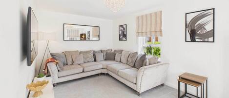 Télévision, livres, espaces bureaux