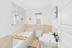 Shower, hair dryer, towels, shampoo - Host & Stay | Orient House (Yarm)