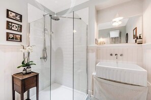 Shower, hair dryer - Fabulous Solihull Luxury Designer Apartment 3BR (West Midlands)