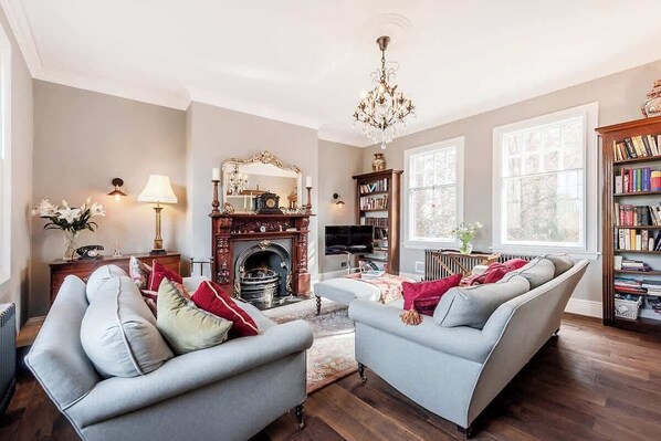 TV, fireplace, offices - Fabulous Solihull Luxury Designer Apartment 3BR (West Midlands)