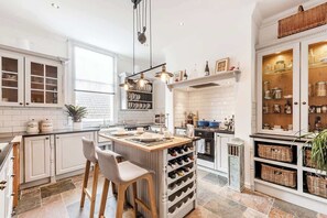 Cookware/dishes/utensils