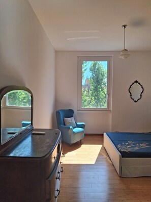 3 chambres, coffres-forts dans les chambres, bureau
