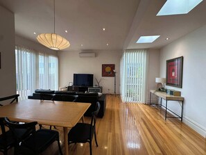 TV, offices - Central Geelong Retreat, Sleeps 6! (Geelong)