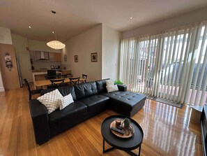 TV, offices - Central Geelong Retreat, Sleeps 6! (Geelong)