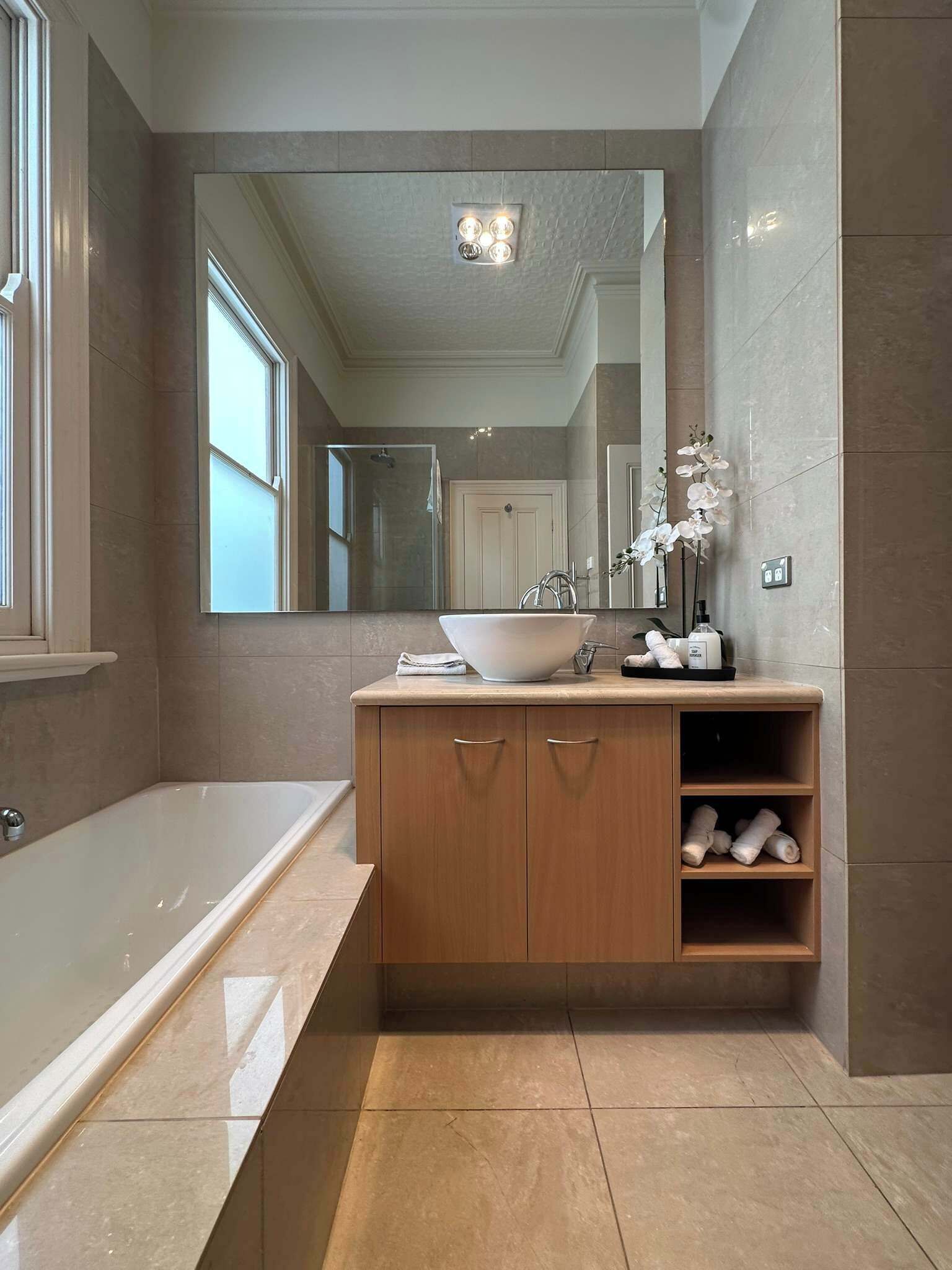 Een douche, een haardroger, handdoeken