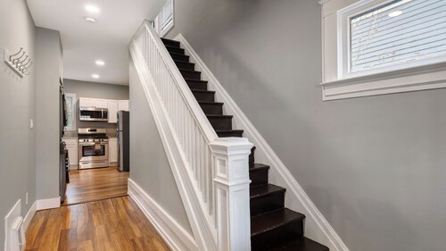 Walk to Niagara Falls. Renovated 3 bed house!