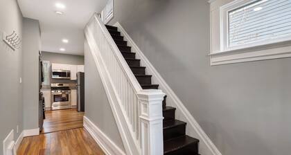 Walk to Niagara Falls. Renovated 3 bed house!