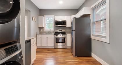 Walk to Niagara Falls. Renovated 3 bed house!