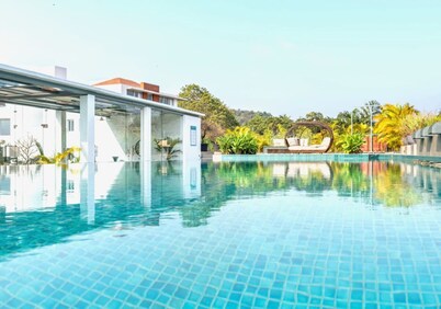 Modern Tropical 2bhk Near Beach Pool Garden