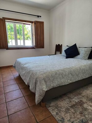 3 quartos, berço de viagem, acesso à internet, roupa de cama