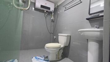 Douche, séchoir à cheveux, bidet, serviettes fournies