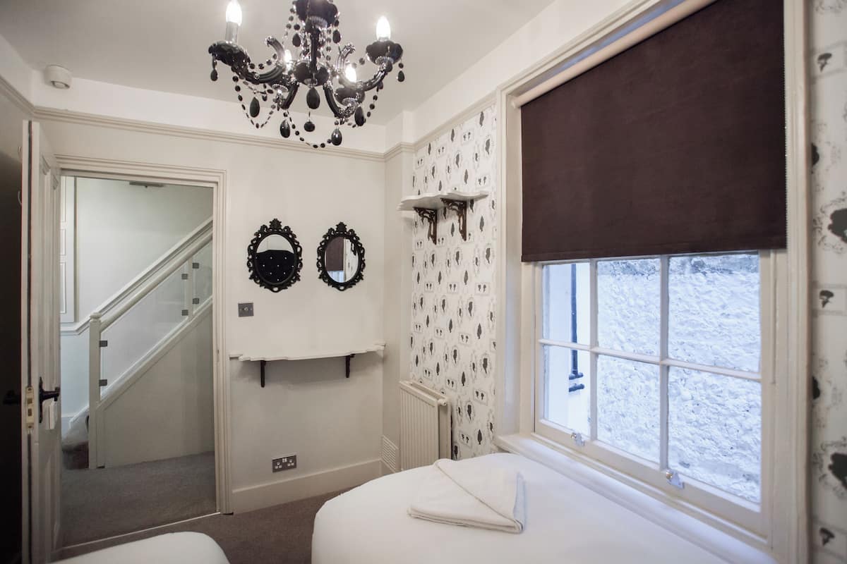 Chambre, 1 chambre, salle de bains commune (The Tweedles Room)