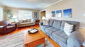 TV, fireplace, DVD player - Edgewood Escape at Seaside Beach (Seaside)
