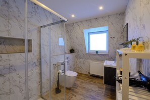 Shower, hair dryer, towels, soap - Vacation apartment with sunny balcony & parking space (Neustadt an der Weinstraße)