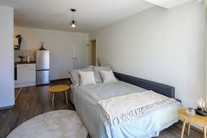 1 bedroom, travel cot, free WiFi, bed sheets - Vacation apartment with sunny balcony & parking space (Neustadt an der Weinstraße)