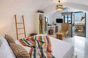 Tabla de planchar con plancha, cuna de viaje, wifi y ropa de cama