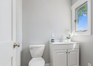 Ducha, secador de pelo, toallas y jabón