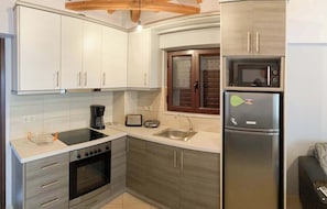 Frigorifero, microonde, forno, piano cottura
