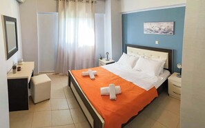 2 bedrooms, desk, iron/ironing board, WiFi