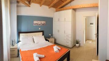 2 bedrooms, desk, iron/ironing board, WiFi