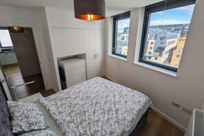 1 slaapkamer, een bureau, een strijkplank/strijkijzer, reisbedje