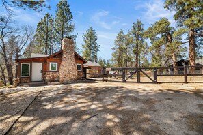 Exterior - StoneHauz Cabin built in 1926 (Big Bear Lake)