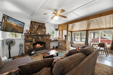 Signature Cabin, 2 Bedrooms, Non Smoking, Mountain View | Living room | 50-inch Smart TV with digital channels, fireplace