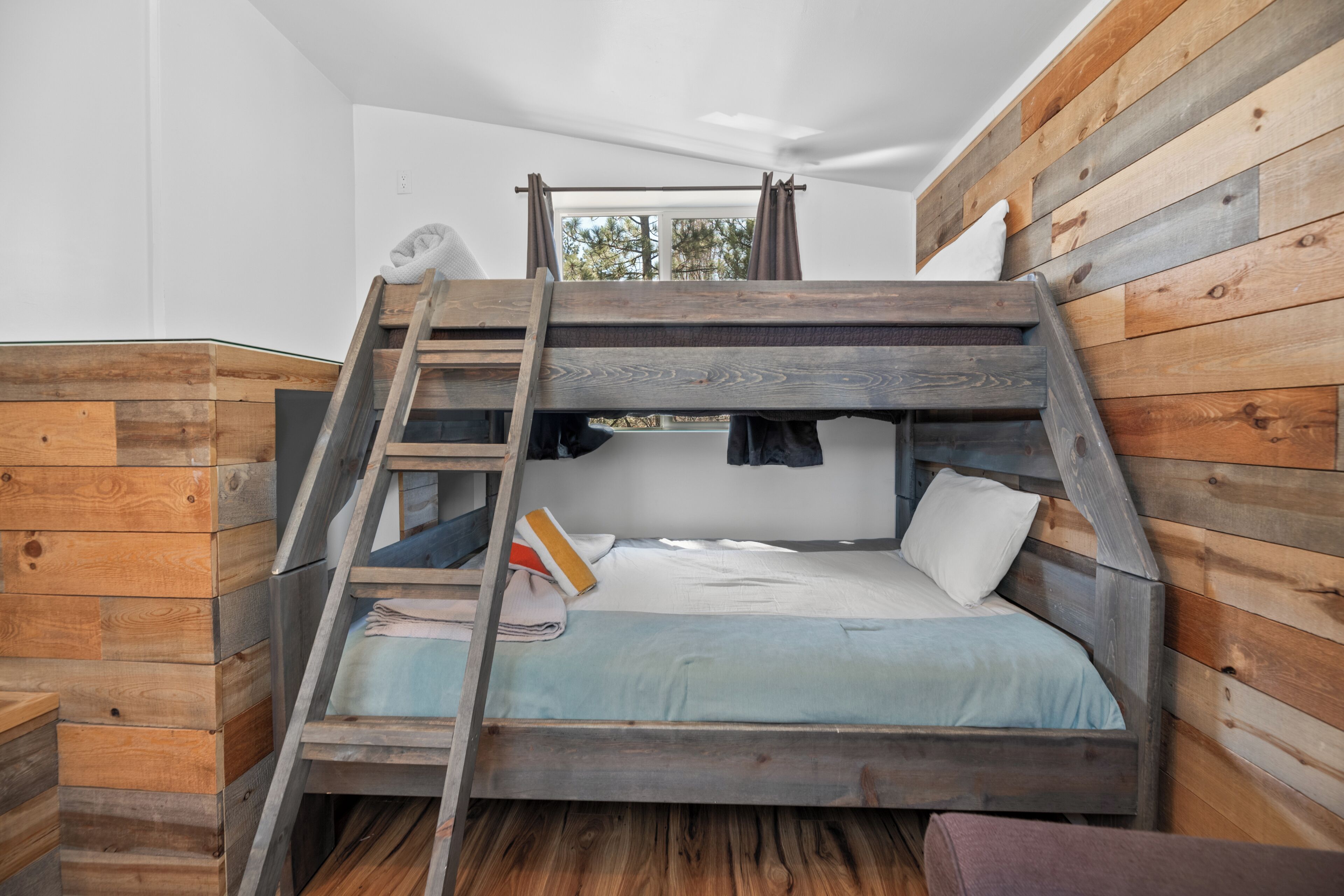 Signature Cabin, 2 Bedrooms, Non Smoking, Mountain View | 2 bedrooms, individually decorated, individually furnished
