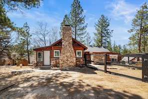 Exterior - StoneHauz Cabin built in 1926 (Big Bear Lake)