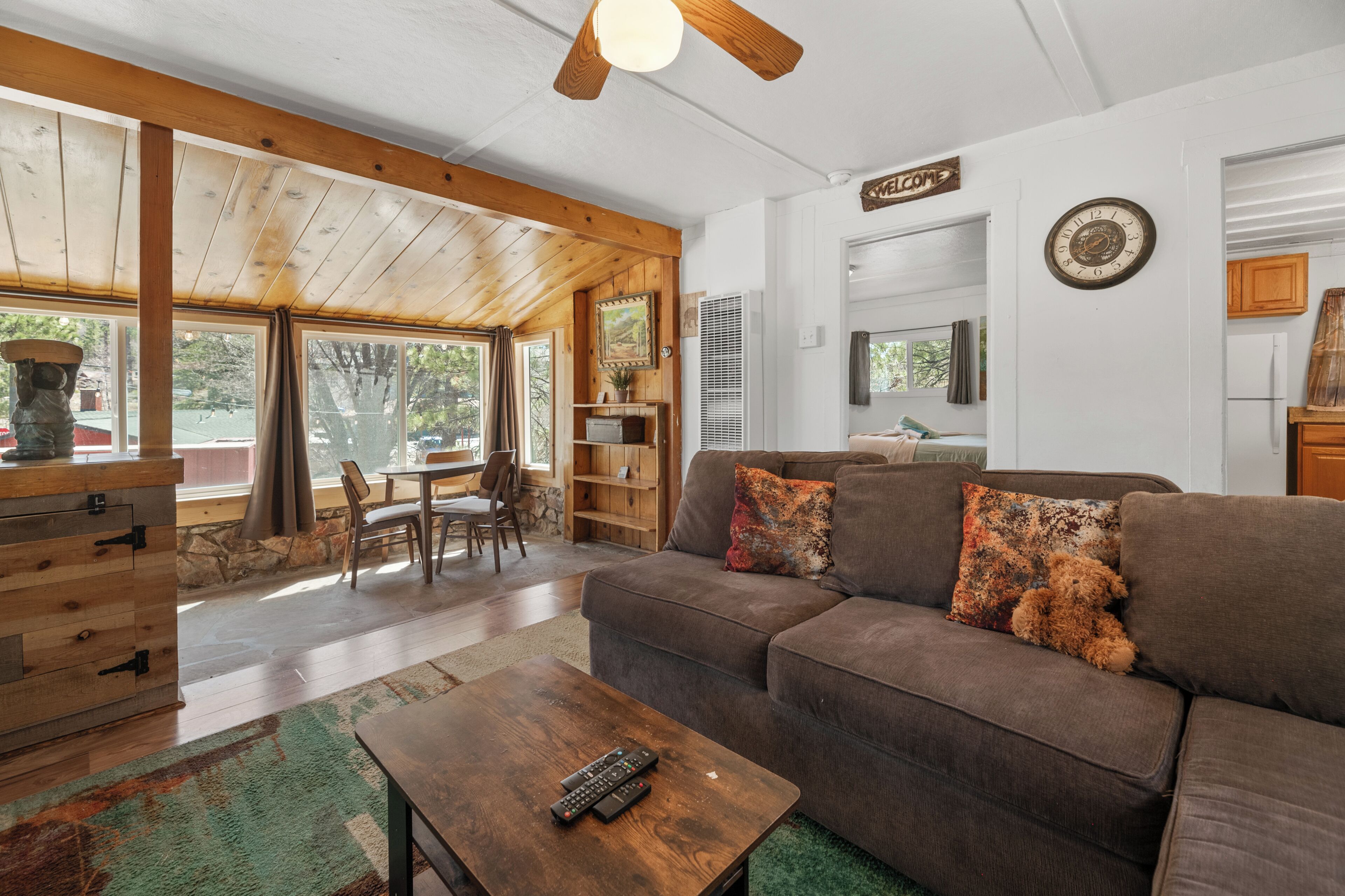 Cabin có thiết kế đặc trưng, 2 phòng ngủ, không hút thuốc, quang cảnh núi | Phòng khách | Smart TV 50-inch có truyền hình kỹ thuật số, lò sưởi 