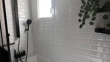 Secador de pelo, toallas, jabón, papel higiénico