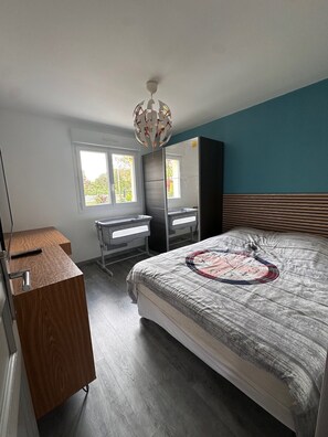 3 bedrooms, iron/ironing board, WiFi, bed sheets