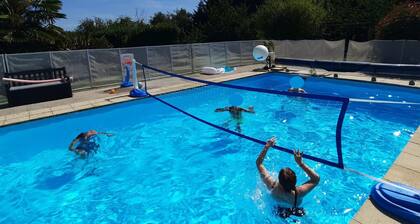 Maison familiale avec piscine chauffée, prÚs des plages du débarquement