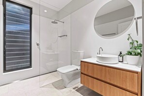 Ducha, secador de pelo y toallas