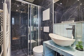 Douche, sèche-cheveux