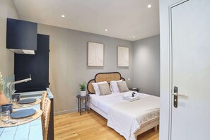 Iron/ironing board, travel crib, WiFi, bed sheets