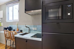 Réfrigérateur, micro-ondes, plaque de cuisson, cafetière/bouilloire