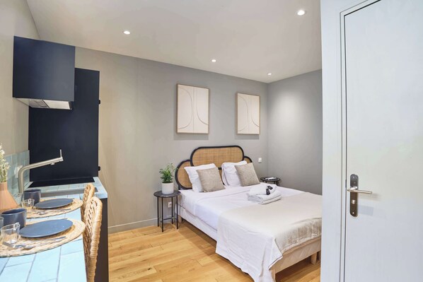 Iron/ironing board, travel crib, WiFi, bed sheets