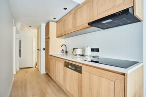 Réfrigérateur, micro-ondes, plaque de cuisson, lave-vaisselle