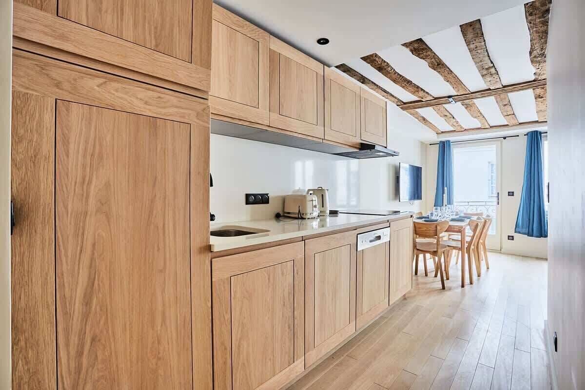 Réfrigérateur, micro-ondes, plaque de cuisson, lave-vaisselle