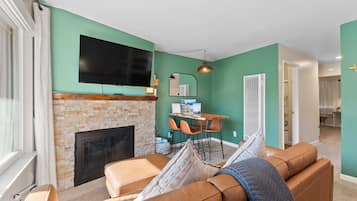 Condo, 2 phòng ngủ | Khu phòng khách | Smart TV