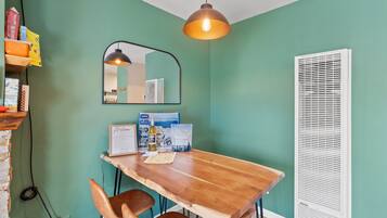 Condo, 2 phòng ngủ | Khu ăn uống