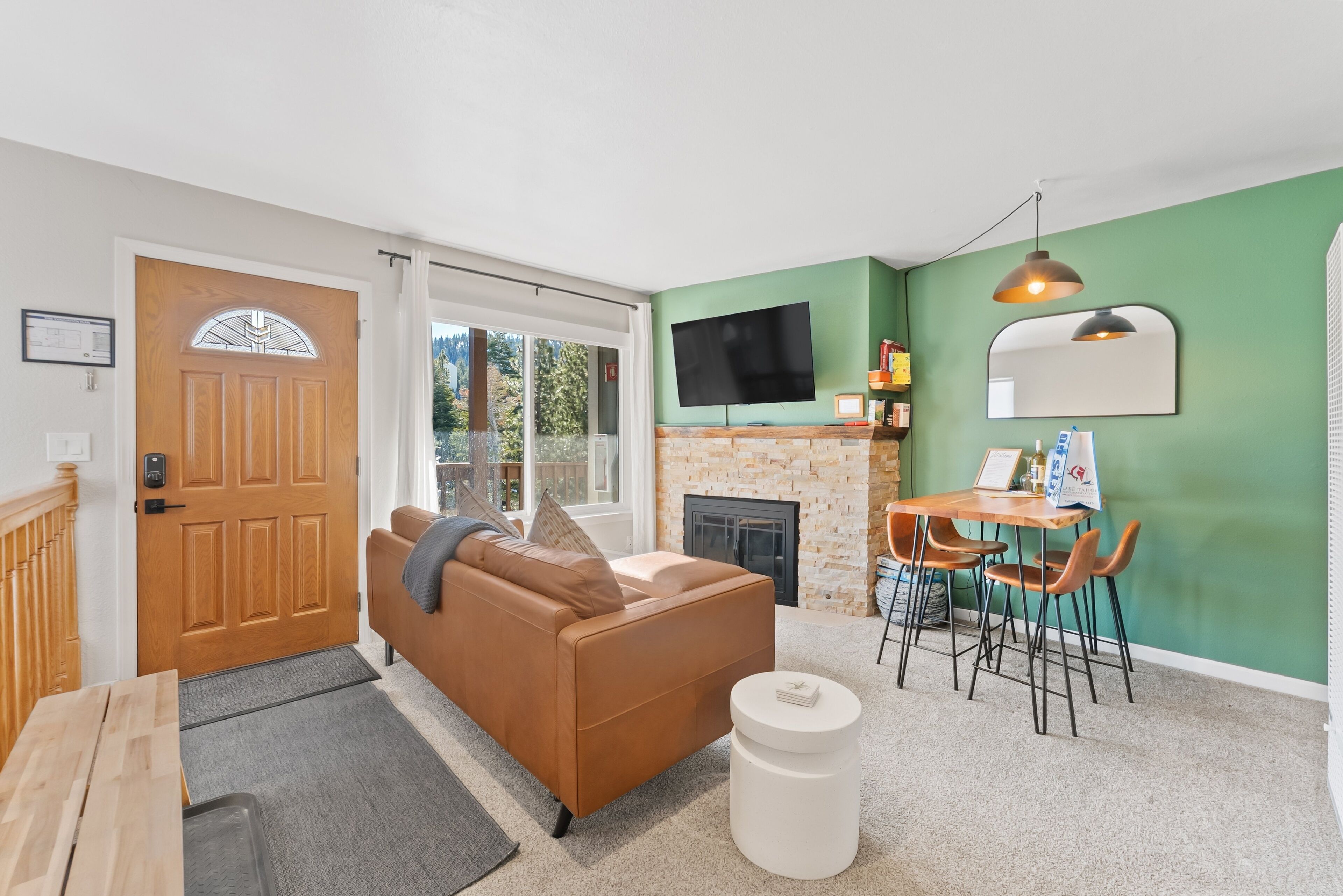 Condo, 2 phòng ngủ | Khu phòng khách | Smart TV 