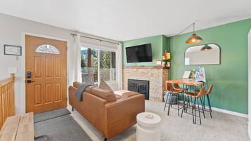 Condo, 2 phòng ngủ | Khu phòng khách | Smart TV