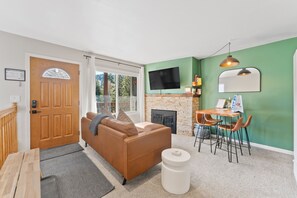 Condo, 2 Bedrooms | Living area